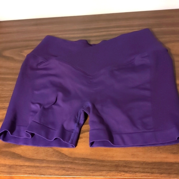 Scrunch Butt Workout Shorts Women 3.5" Seamless V Cross - Picture 3 of 4